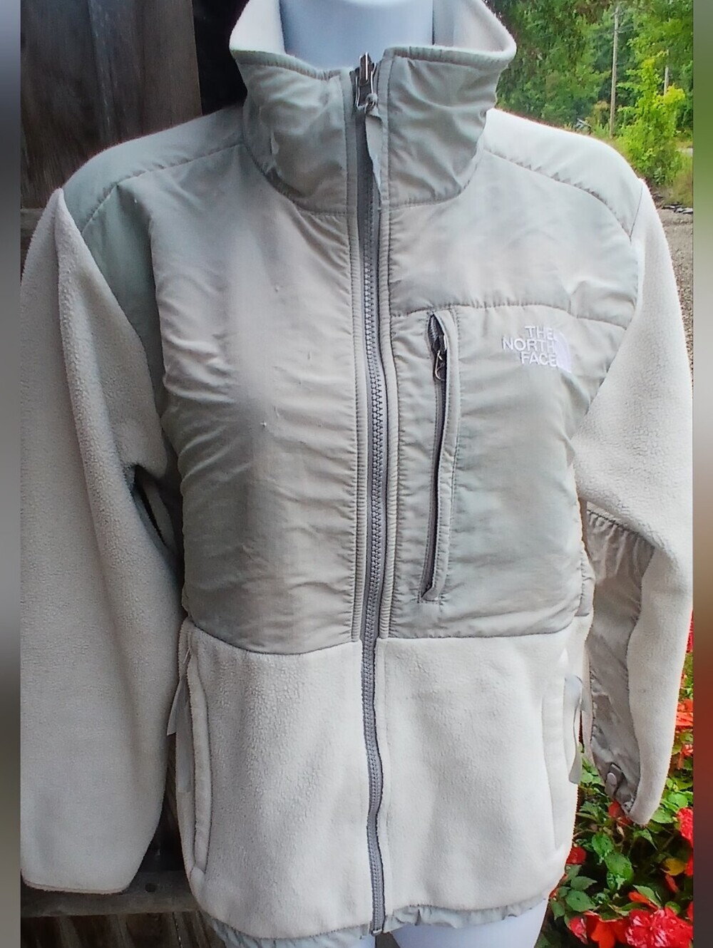 The North Face Denali Women's Light Gray Cream POLARTEC  Fleece Jacket Size M.